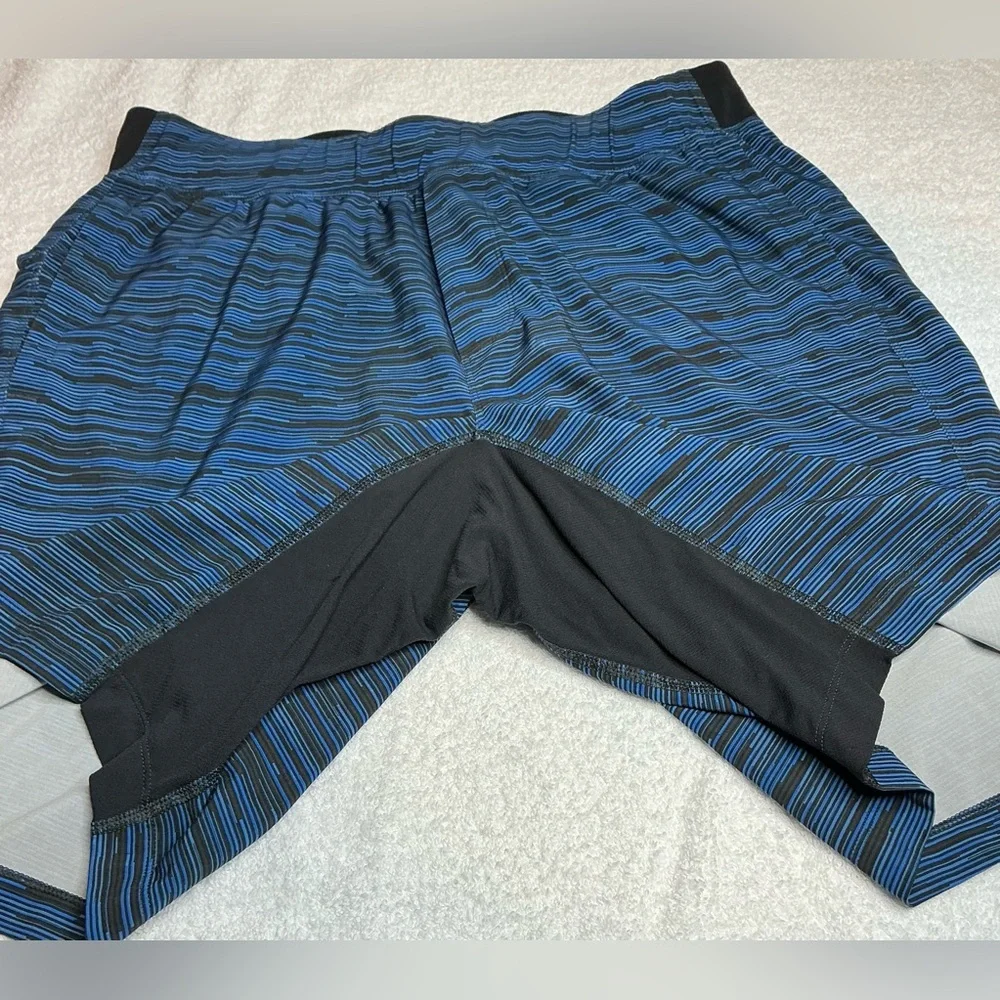Men’s Lululemon Athletica Dynamic Blue and Black Athletic Shorts size L - Picture 2 of 7